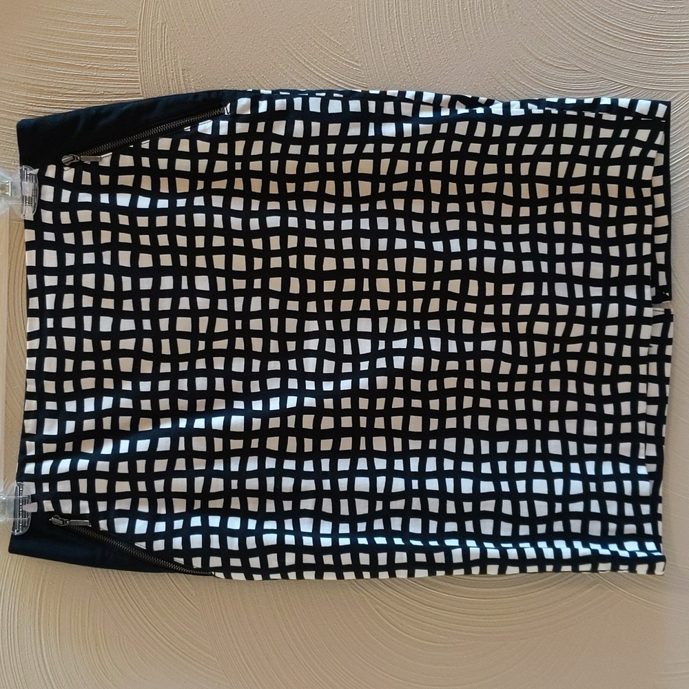 The Limited Lined Black & White Checkered  Pencil Skirt w/ Front Zipper Pockets